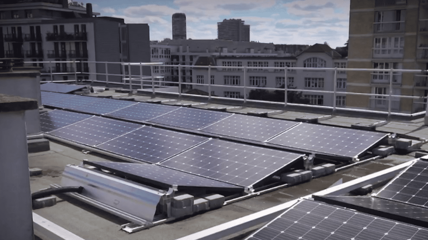 découvrez comment les panneaux solaires peuvent transformer votre appartement en une source d'énergie verte et économiquement avantageuse. informez-vous sur les avantages, l'installation, et les subventions disponibles pour profiter au maximum de l'énergie solaire.