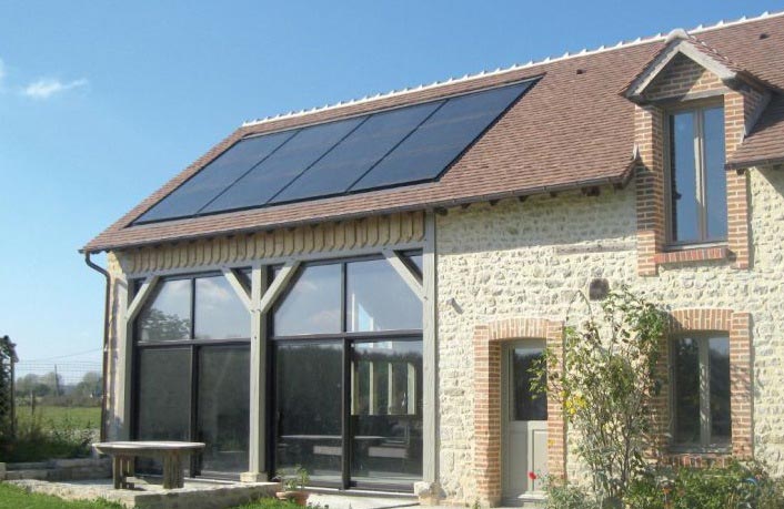 découvrez comment les panneaux solaires peuvent transformer votre maison en une source d'énergie durable. informez-vous sur les avantages, les subventions et les étapes d'installation pour maximiser votre indépendance énergétique.