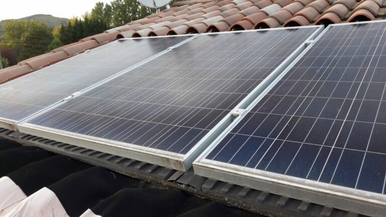 découvrez les causes fréquentes de pannes des panneaux solaires et comment les prévenir. apprenez à identifier les signes de dysfonctionnement et les solutions pour garantir un rendement optimal de votre installation solaire.