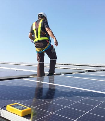 découvrez les causes courantes des pannes de panneaux solaires et les solutions pour optimiser leur performance. informez-vous sur l'entretien préventif et les réparations nécessaires pour garantir l'efficacité de votre système photovoltaïque.