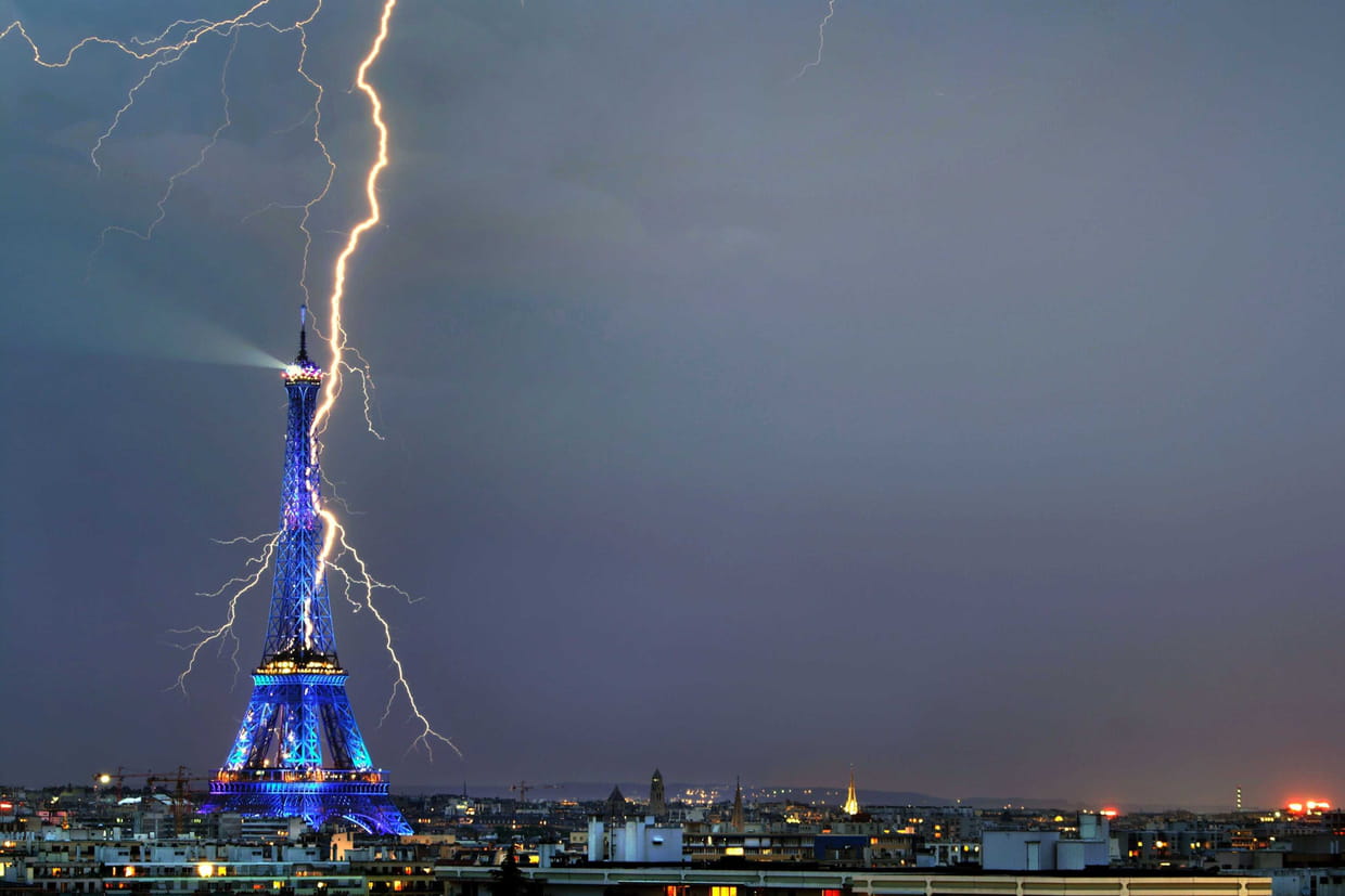 découvrez le fonctionnement et l'importance des paratonnerres pour protéger vos bâtiments des foudres. apprenez comment ces dispositifs innovants assurent votre sécurité et préservent votre patrimoine contre les dangers de la foudre.