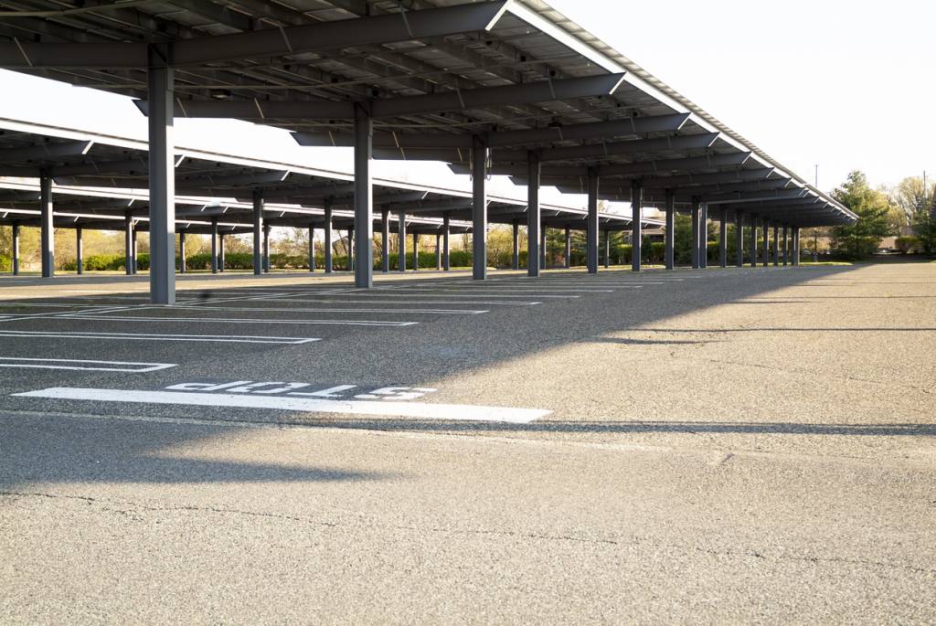 découvrez les parkings photovoltaïques, une solution innovante alliant énergie solaire et espace de stationnement. transformez votre parking en source d'énergie renouvelable tout en protégeant vos véhicules des intempéries. optez pour un avenir durable et rentable grâce à cette technologie éco-responsable.