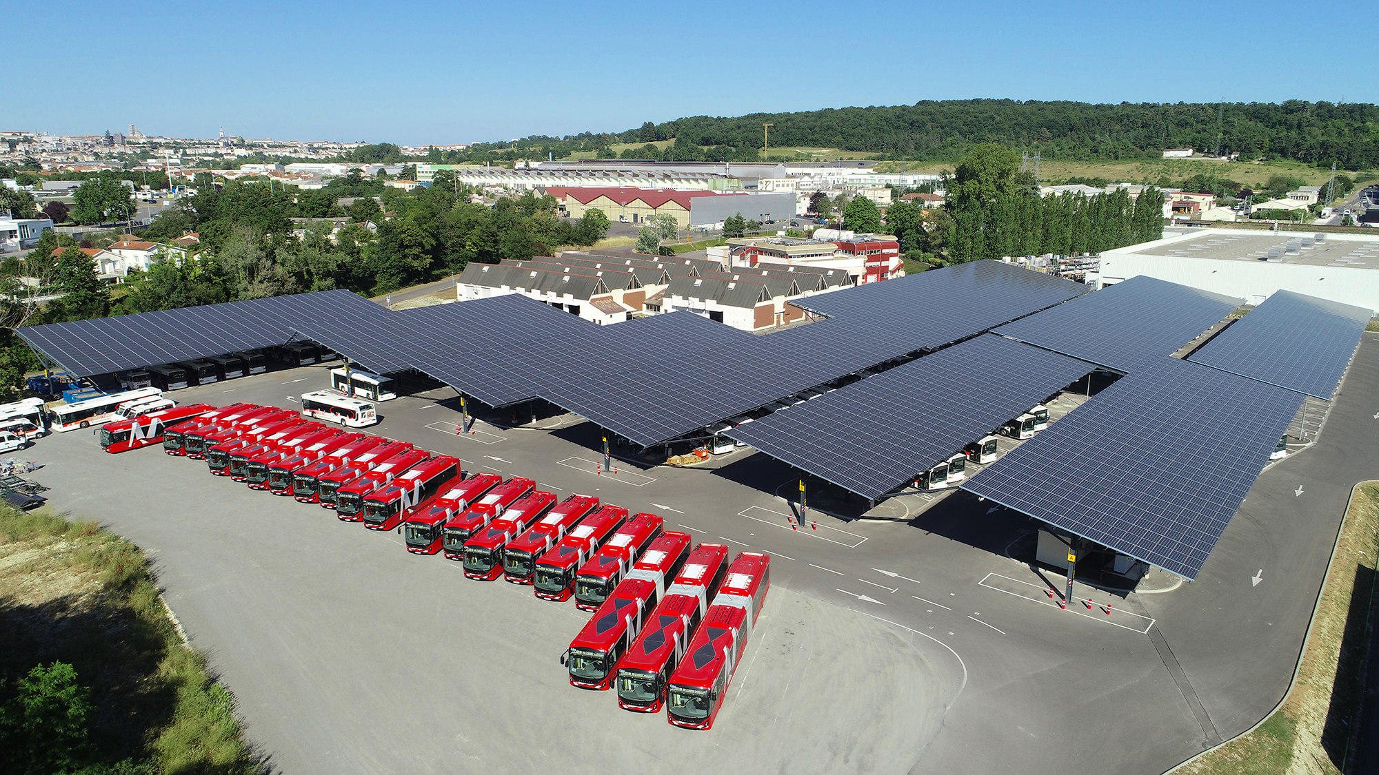 découvrez notre solution de parking solaire, alliant praticité et durabilité. profitez d'un espace de stationnement équipé de panneaux solaires, permettant de produire de l'énergie renouvelable tout en protégeant votre véhicule. optez pour une alternative écologique et économique dès aujourd'hui !