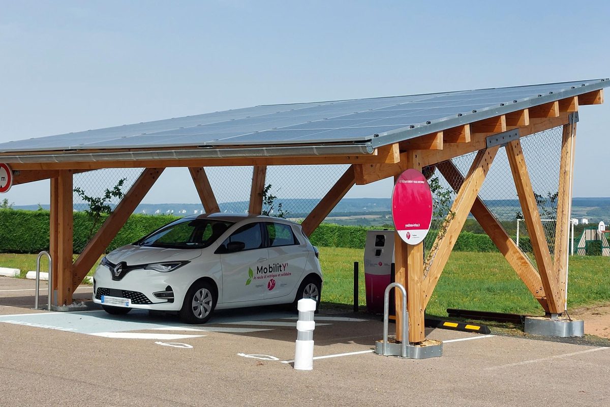 découvrez notre solution innovante de parking solaire, où l'écologie rencontre la praticité. garer votre véhicule tout en contribuant à la transition énergétique avec des stations de recharge alimentées par l'énergie solaire. optez pour un stationnement durable et réduisez votre empreinte carbone dès aujourd'hui.