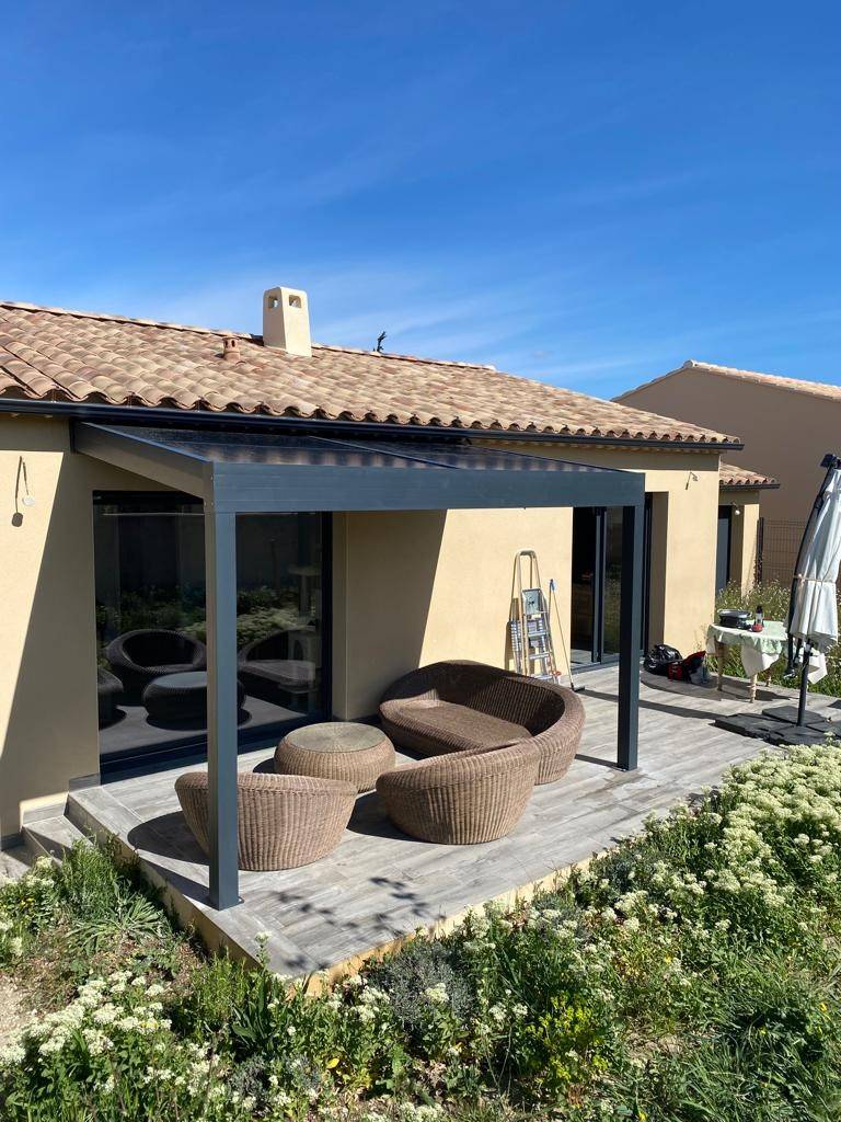 découvrez notre pergola solaire, l'alliance parfaite entre élégance et fonctionnalité. profitez de l'ombre au jardin tout en bénéficiant d'une source d'énergie renouvelable. transformez votre espace extérieur en un lieu de détente moderne et écologique.