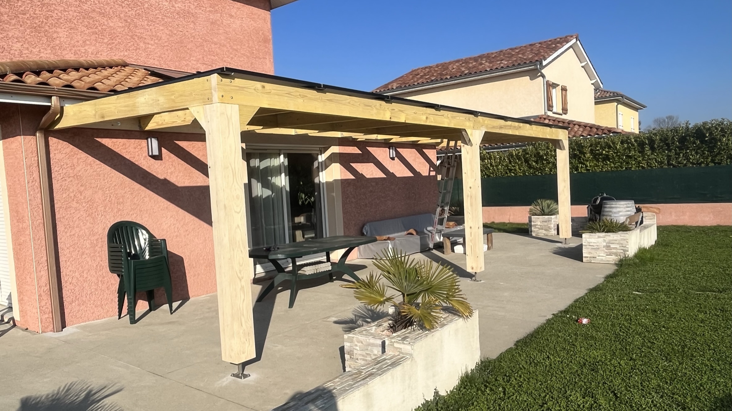 découvrez les avantages d'une pergola photovoltaïque : alliez design et énergies renouvelables pour optimiser votre espace extérieur tout en produisant votre propre électricité. profitez d'un abri élégant qui transforme la lumière du soleil en énergie.