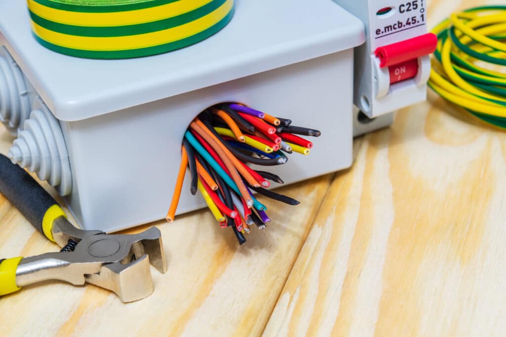 découvrez la distinction entre phase et neutre dans les installations électriques. apprenez comment ces deux concepts fondamentaux influencent la sécurité et le fonctionnement de vos appareils électriques.