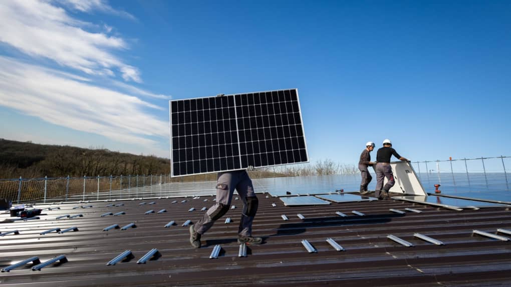 découvrez les avantages de l'énergie solaire pour un avenir durable. apprenez comment cette source d'énergie renouvelable peut réduire vos factures d'électricité et diminuer votre empreinte carbone.