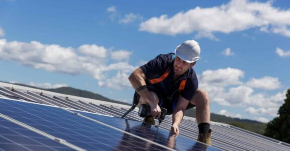 découvrez les avantages des panneaux photovoltaïques pour produire de l'énergie renouvelable, réduire vos factures d'électricité et contribuer à la protection de l'environnement. informez-vous sur les différentes technologies, les aides financières disponibles et comment installer des panneaux solaires chez vous.