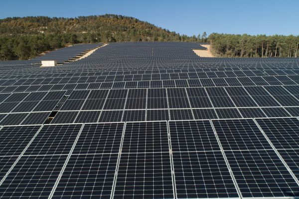 découvrez l'énergie photovoltaïque, une solution renouvelable et écologique pour produire votre propre électricité. informez-vous sur ses avantages, son fonctionnement et comment l'installer chez vous pour réduire vos factures et votre empreinte carbone.