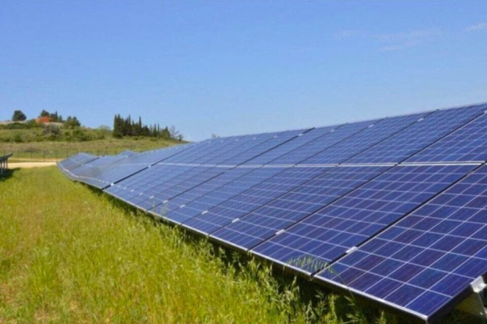 découvrez les avantages du photovoltaïque, une source d'énergie renouvelable qui transforme la lumière du soleil en électricité. informez-vous sur les installations solaires, les économies d'énergie et l'impact environnemental positif de cette technologie innovante.