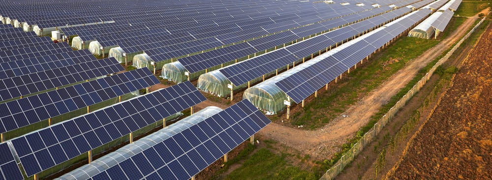découvrez comment le photovoltaïque agricole transforme les exploitations en france, en alliant durabilité et rentabilité, tout en optimisant l'utilisation des surfaces cultivées. explorez les avantages, les solutions techniques, et les impacts environnementaux de cette technologie innovante pour les agriculteurs.
