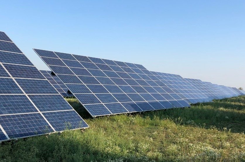 découvrez comment l'intégration des panneaux photovoltaïques dans l'agriculture favorise une production durable, réduit l'empreinte carbone et optimise l'utilisation des surfaces agricoles tout en assurant une meilleure rentabilité pour les agriculteurs.