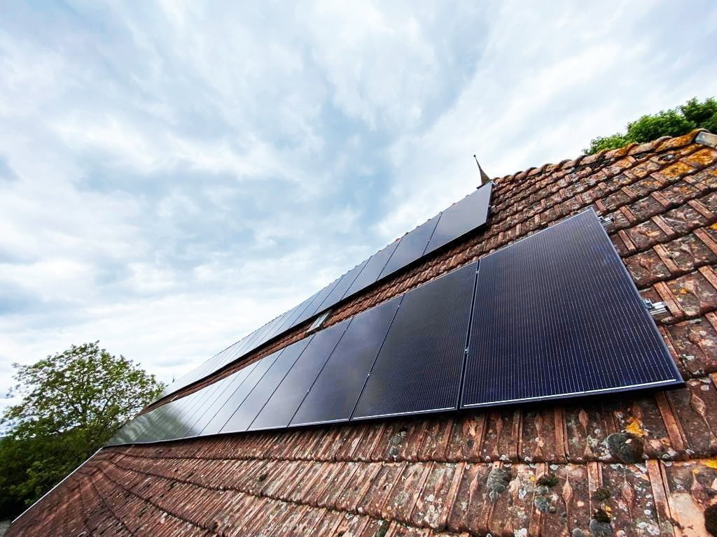 découvrez comment l'énergie photovoltaïque transforme les foyers modernes en offrant des solutions durables et économes en énergie. apprenez les avantages de l'intégration des panneaux solaires dans votre maison pour un avenir plus vert.