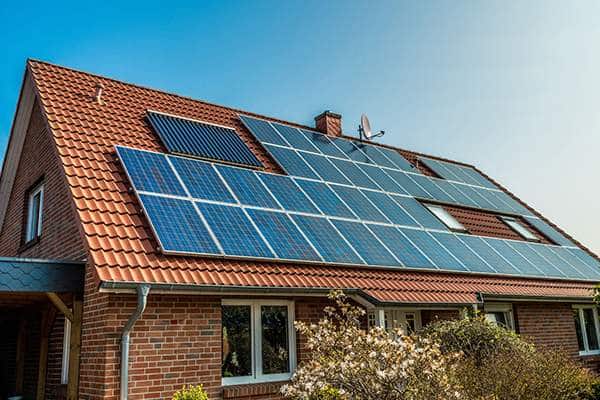 découvrez comment le photovoltaïque peut bénéficier aux particuliers : solutions d'énergie renouvelable, économies sur vos factures d'électricité et impact positif sur l'environnement.