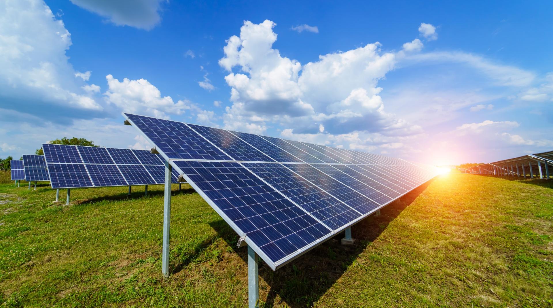 découvrez les avantages du photovoltaïque sol, une solution énergétique durable qui transforme l'énergie solaire en électricité. optez pour une installation de panneaux photovoltaïques pour réduire votre facture d'énergie et contribuer à la protection de l'environnement.