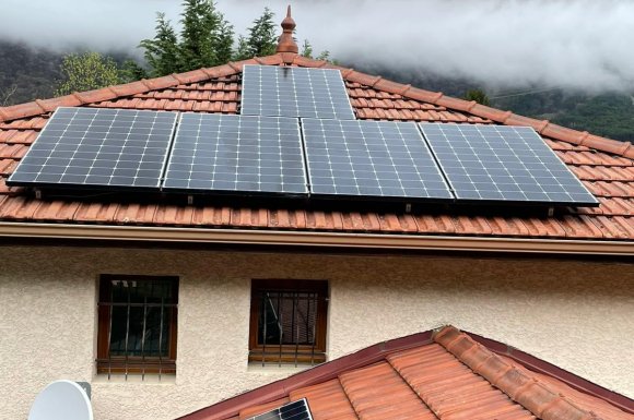 découvrez les solutions photovoltaïques adaptées aux particuliers pour produire votre propre électricité solaire. maximisez vos économies d'énergie tout en contribuant à la protection de l'environnement grâce à nos conseils et installations sur mesure.