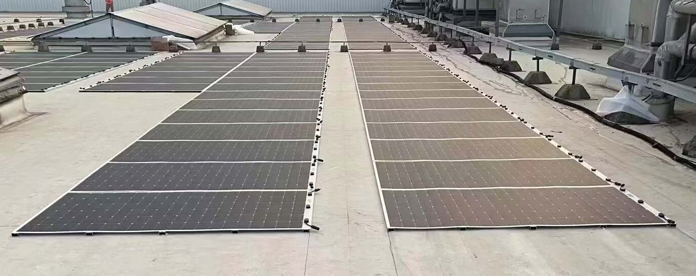 découvrez nos panneaux photovoltaïques souples, légers et flexibles, idéaux pour des installations sur des surfaces irrégulières. maximisez votre production d'énergie renouvelable tout en profitant d'une installation facile et rapide. parfaits pour les camping-cars, bateaux et toits atypiques.