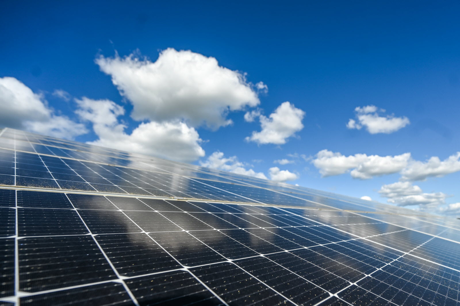 découvrez les avantages du photovoltaïque public : une énergie renouvelable accessible, durable et bénéfique pour l'environnement. informez-vous sur les initiatives, les projets et les subventions pour favoriser l'installation de panneaux solaires et contribuer à la transition énergétique.