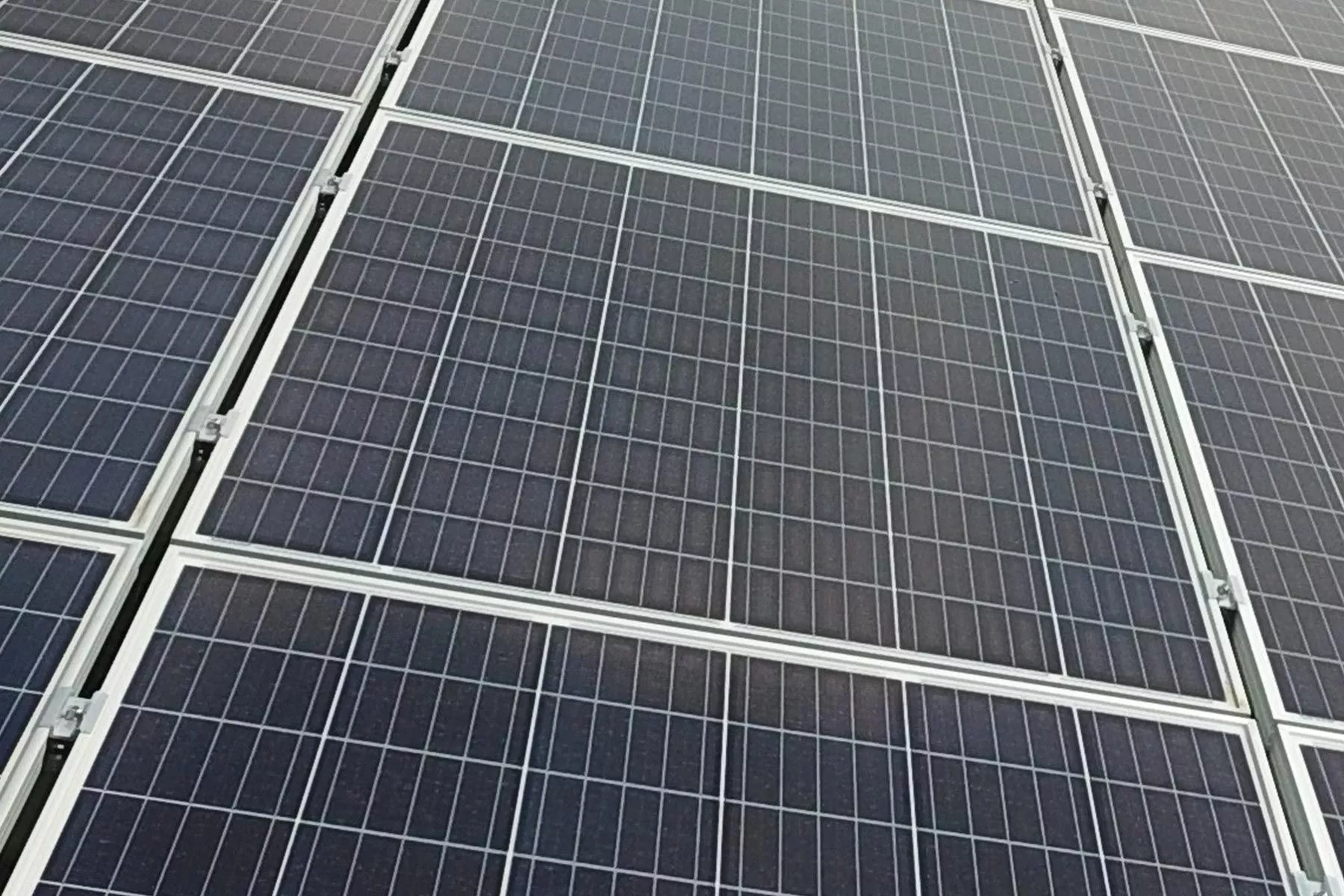 découvrez l'énergie photovoltaïque, une solution durable et innovante pour produire de l'électricité. apprenez comment les panneaux solaires transforment la lumière du soleil en énergie propre, réduisant ainsi votre empreinte carbone tout en réalisant des économies sur vos factures d'électricité. explorez les avantages, les installations et les technologies disponibles pour tirer parti du pouvoir du soleil.