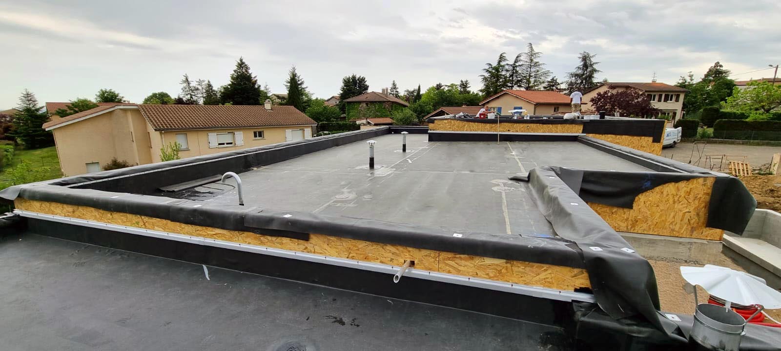 découvrez la technique de pose de l'epdm, un matériau durable et étanche idéal pour vos toits plats. apprenez les étapes essentielles pour une installation réussie et prolongez la durée de vie de vos surfaces extérieures.