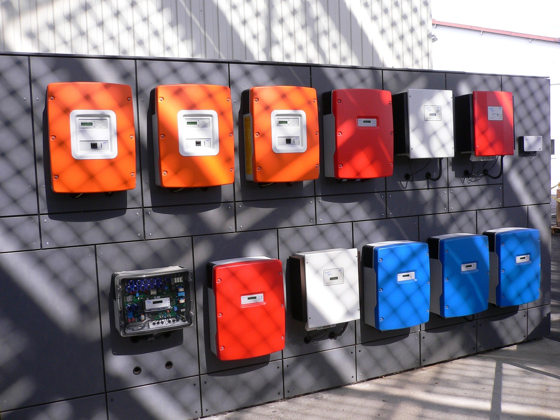 découvrez les prix des onduleurs photovoltaïques (pv) adaptés à vos besoins énergétiques. comparez les modèles, leurs caractéristiques et trouvez l'offre qui vous permettra d'optimiser votre installation solaire tout en maîtrisant votre budget.