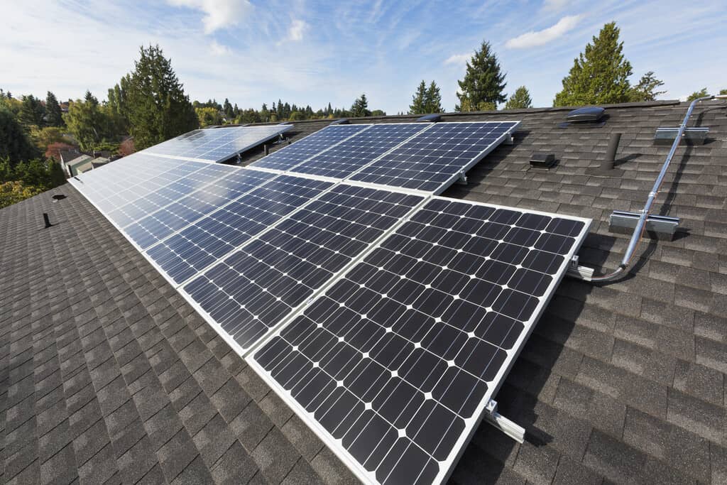 découvrez les prix des panneaux photovoltaïques en 2023 : comparez les offres, les meilleures marques et apprenez comment économiser sur votre facture d'électricité tout en contribuant à la transition énergétique.