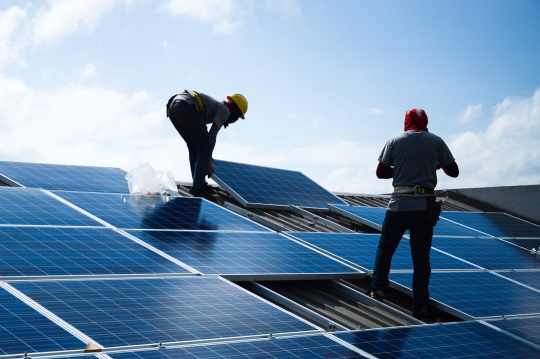 découvrez les derniers prix des panneaux solaires et économisez sur votre facture d'électricité tout en contribuant à la protection de l'environnement. comparez les offres et choisissez la solution adaptée à vos besoins énergétiques.