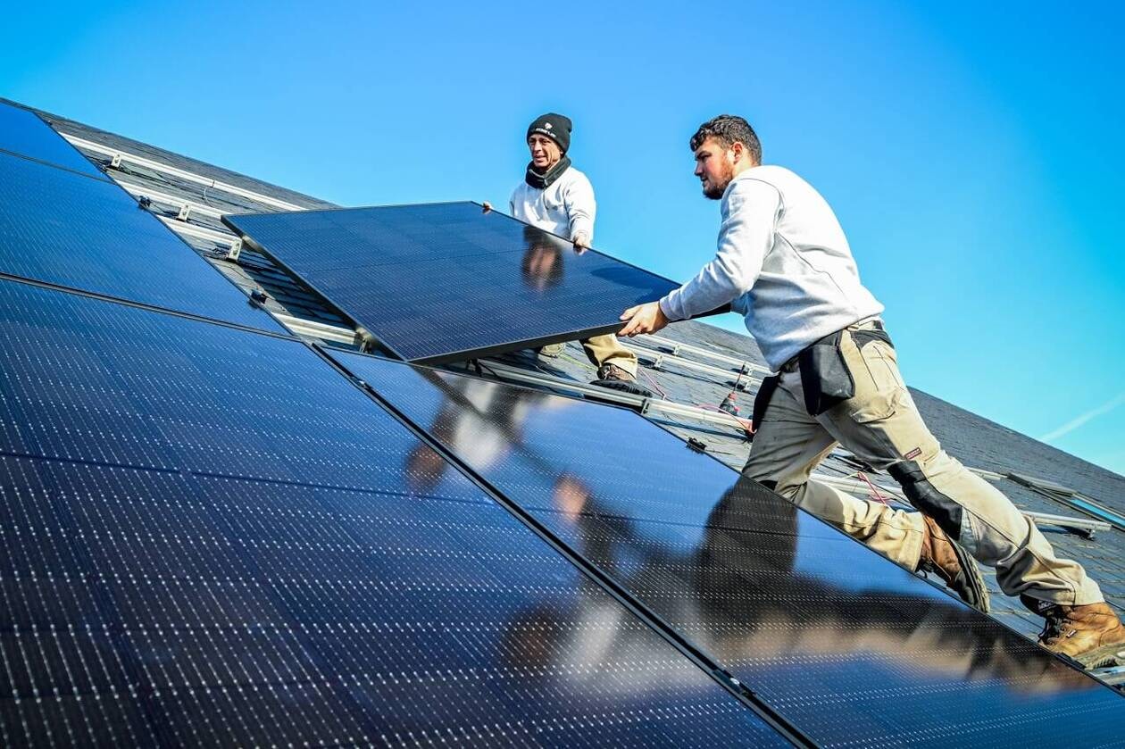 découvrez notre guide complet sur les prix des panneaux solaires. comparez les coûts, les subventions disponibles et les options d'installation pour maximiser votre investissement dans l'énergie renouvelable.