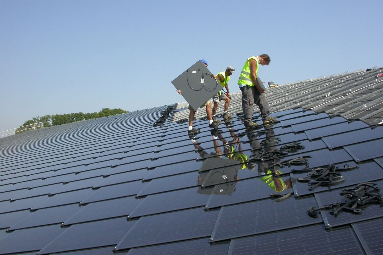 découvrez les prix des tuiles photovoltaïques tesla et transformez votre toiture en source d'énergie renouvelable. profitez d'une solution esthétique et efficace pour produire votre propre électricité tout en contribuant à l'environnement.