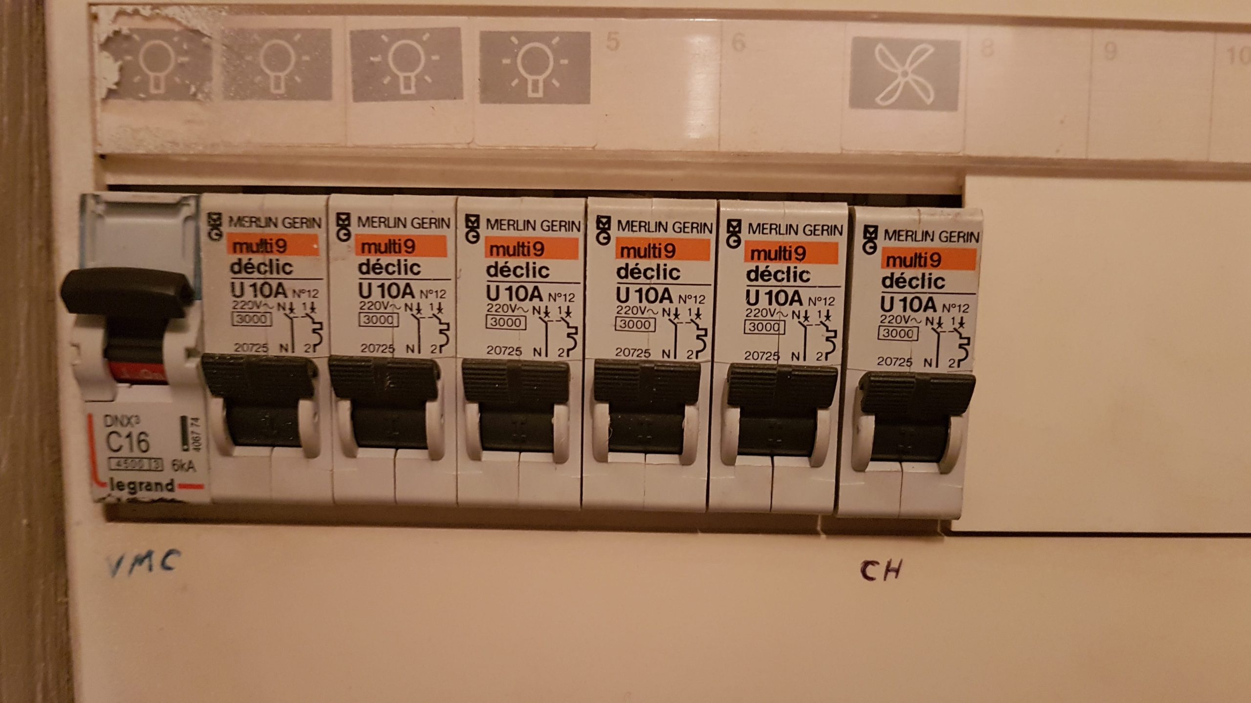 découvrez les bases des problèmes différentiels, apprenez à résoudre des équations différentielles et approfondissez vos connaissances en mathématiques avec des exemples pratiques et des applications dans divers domaines.