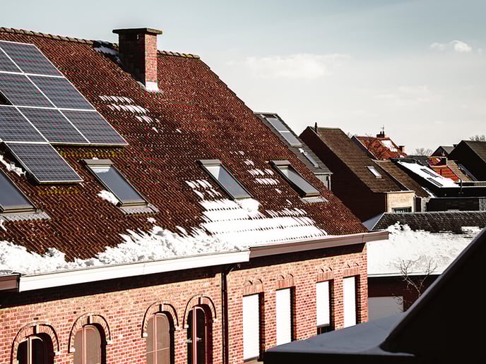 découvrez comment les panneaux solaires fonctionnent en hiver, leur efficacité dans les conditions froides et comment optimiser votre installation pour maximiser la production d'énergie même pendant les mois les plus froids.