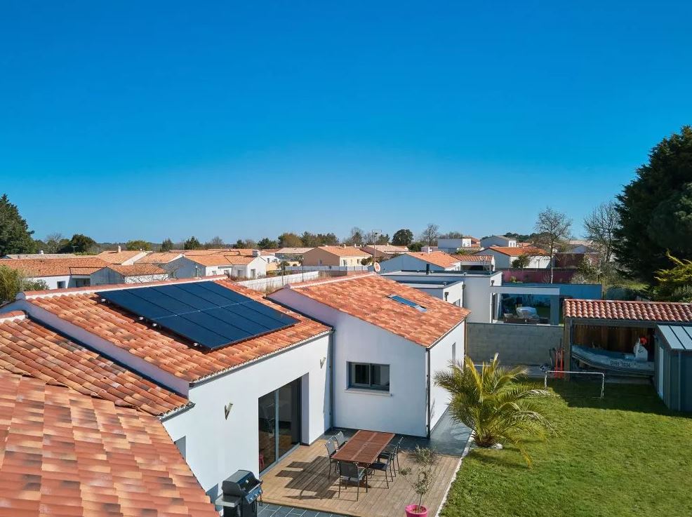 découvrez nos solutions innovantes en matière de toitures photovoltaïques (pv) pour une énergie durable et des économies d'énergie. transformez votre toit en une source d'énergie renouvelable avec nos services de qualité.