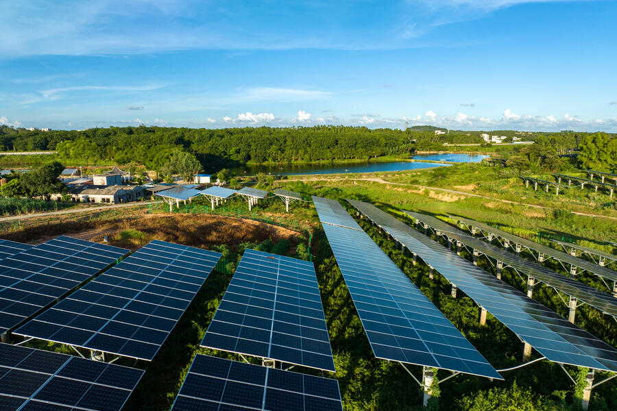 découvrez tout sur la surface des panneaux solaires, son impact sur la production d'énergie renouvelable, et comment optimiser votre installation pour maximiser l'efficacité et les économies d'énergie.