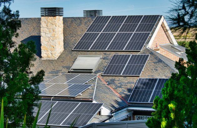 découvrez notre rapport complet sur les toitures photovoltaïques. analyse des avantages, performances énergétiques, coûts d'installation et impact environnemental. prenez des décisions éclairées pour votre projet solaire.