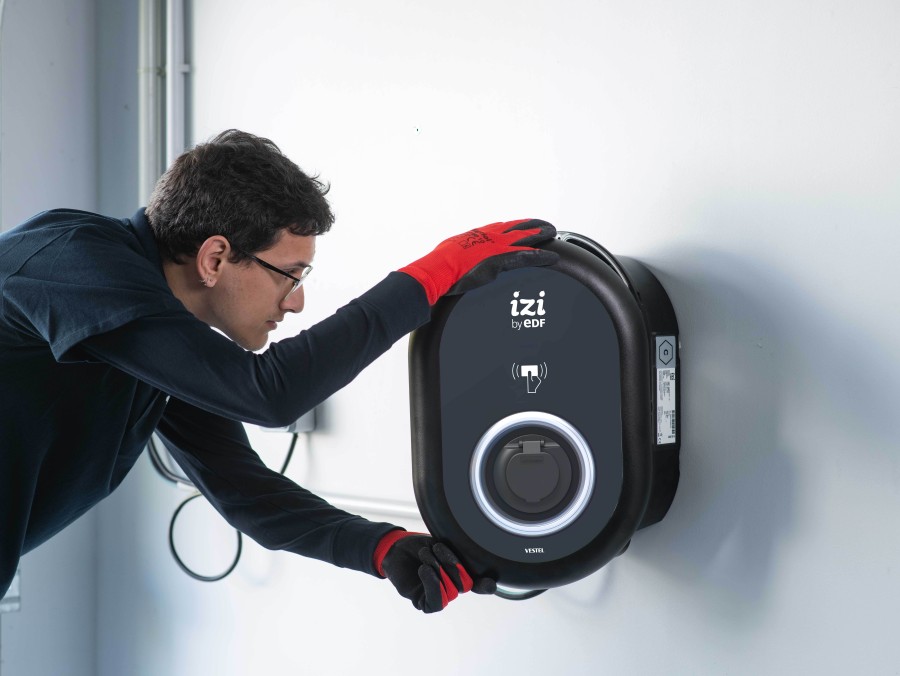 découvrez comment recharger efficacement votre renault zoe à l'aide de prises adaptées. suivez nos conseils pour optimiser votre expérience de recharge et prolonger la durée de vie de votre batterie tout en respectant l'environnement.