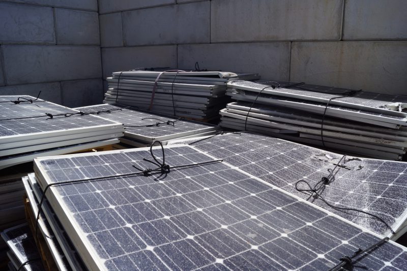 découvrez l'importance du recyclage photovoltaïque pour préserver notre environnement. apprenez comment les panneaux solaires en fin de vie peuvent être récupérés et transformés, contribuant ainsi à une économie circulaire durable et à la réduction des déchets.