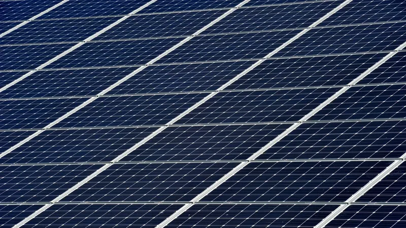 découvrez comment refroidir efficacement votre panneau solaire pour optimiser sa performance et prolonger sa durée de vie. des conseils pratiques pour maintenir une température idéale et maximiser votre production d'énergie solaire.
