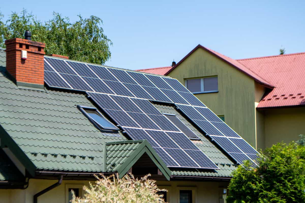 découvrez tout ce que vous devez savoir sur la réglementation photovoltaïque en france. cette section explore les lois, les normes et les aides financières liées à l'énergie solaire, pour vous guider dans votre projet d'installation de panneaux solaires.