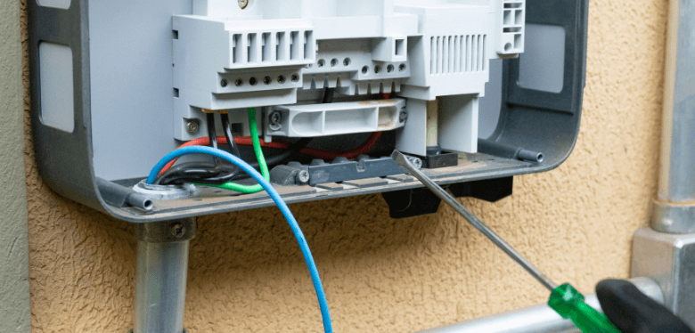 découvrez notre service de réparation d'onduleurs photovoltaïques (pv) pour assurer le bon fonctionnement de vos installations solaires. nos experts qualifiés garantissent une intervention rapide et efficace, afin de maximiser votre production d'énergie renouvelable.