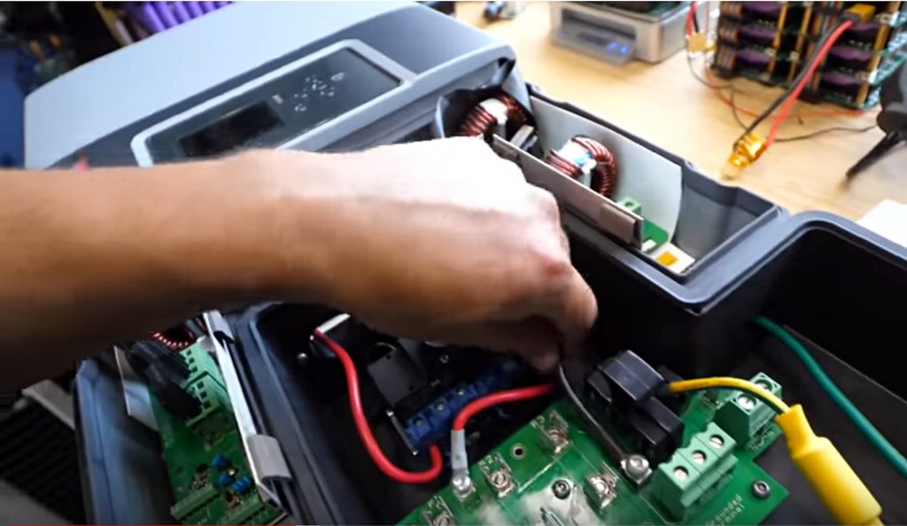 découvrez nos services de réparation d'onduleurs photovoltaïques (pv) pour optimiser le rendement de votre installation solaire. profitez d'une expertise professionnelle et d'un service rapide pour garantir la performance de vos équipements solaires.