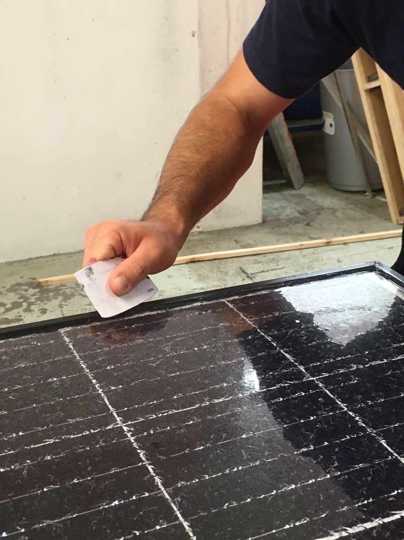 découvrez les risques associés à l'installation et à l'exploitation des systèmes photovoltaïques sur forum-photovoltaique.fr. informez-vous sur les précautions à prendre pour garantir la sécurité et l'efficacité de vos projets solaires.