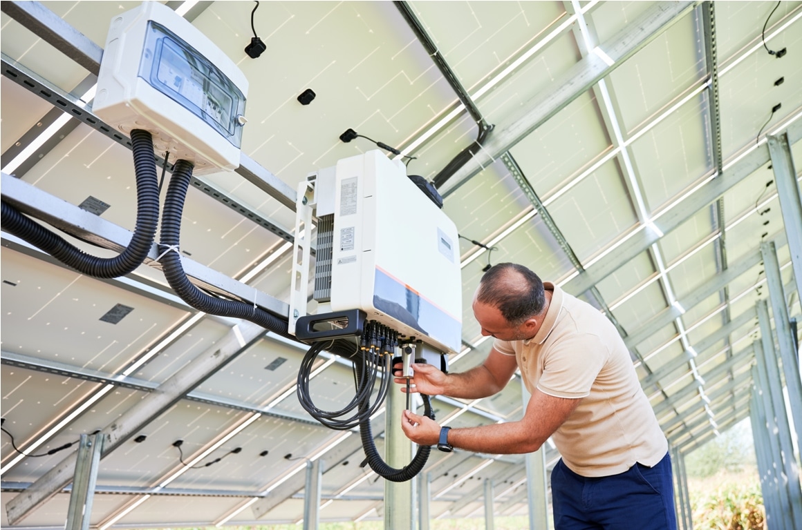 découvrez le rôle essentiel des onduleurs photovoltaïques (pv) dans la conversion de l'énergie solaire. apprenez comment ces dispositifs transforment l'électricité produite par les panneaux solaires en énergie utilisable pour votre foyer ou votre entreprise, tout en optimisant l'efficacité de votre installation solaire.
