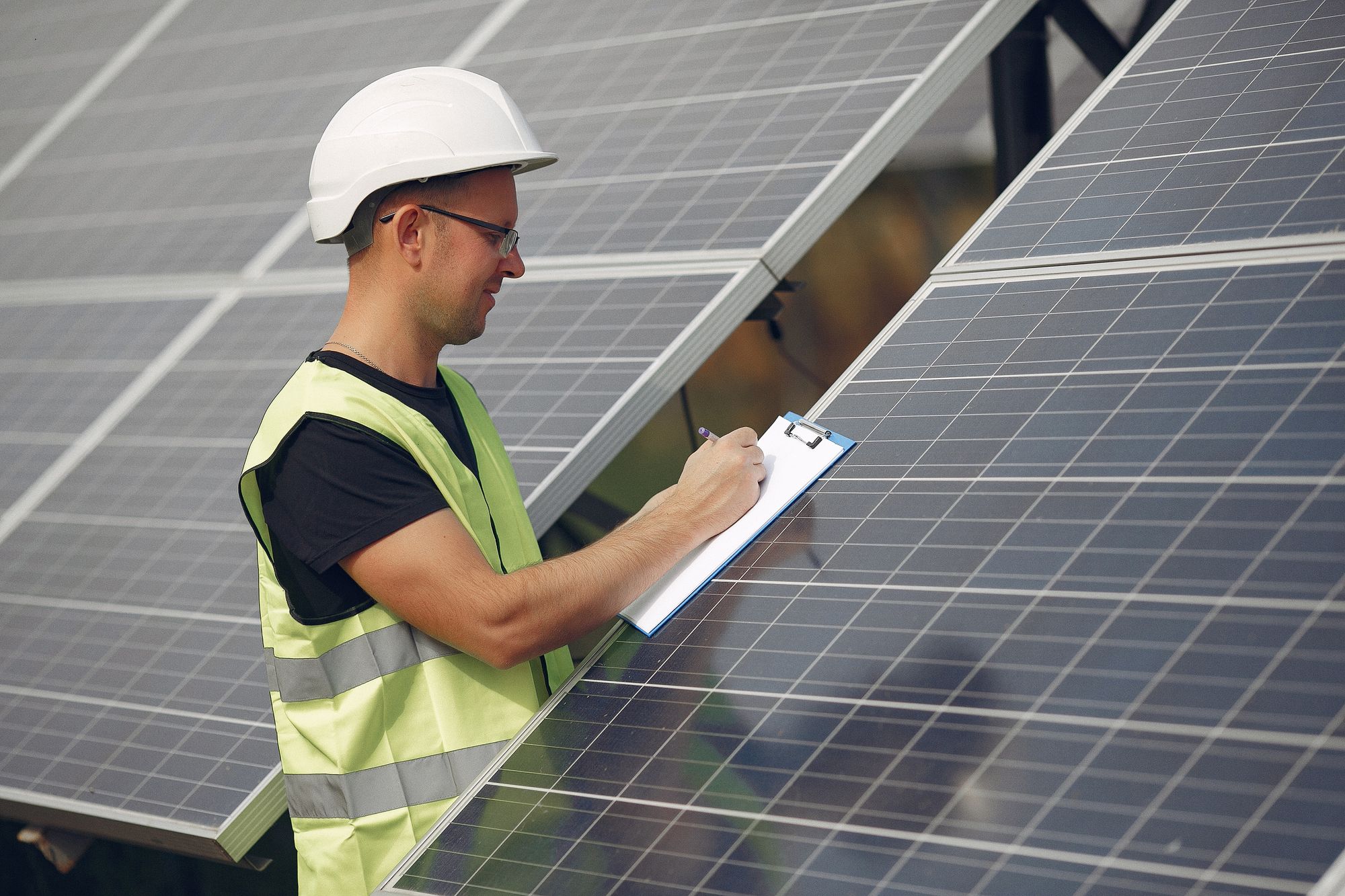 découvrez le rôle essentiel des panneaux photovoltaïques dans la production d'énergie renouvelable. apprenez comment ils transforment la lumière du soleil en électricité, contribuant ainsi à la réduction des émissions de carbone et à la transition énergétique. idéal pour les consommateurs soucieux de l'environnement et les investisseurs dans les technologies durables.