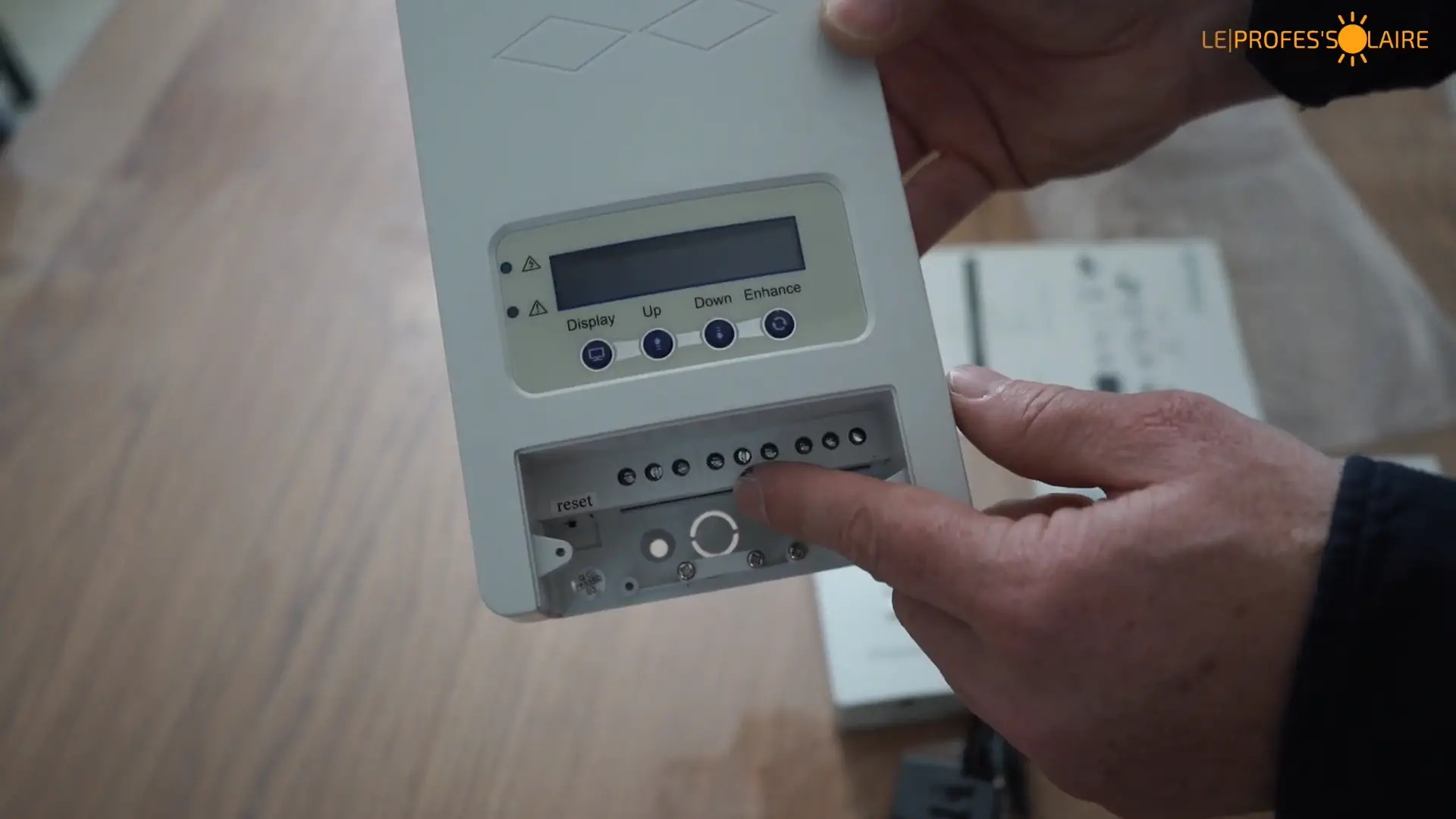 découvrez notre routeur solaire innovant, conçu pour fournir une connectivité fiable et durable tout en utilisant l'énergie renouvelable. idéal pour les zones éloignées, les camping et les projets écologiques, ce routeur assure une connexion stable où que vous soyez, tout en préservant notre planète.