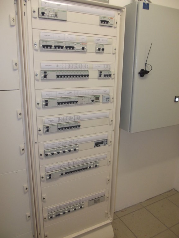 découvrez notre guide détaillé sur le schéma tgbt (tableau général basse tension) : principe de fonctionnement, composants, et normes de sécurité. optimisez la distribution électrique dans vos projets tout en garantissant fiabilité et conformité.