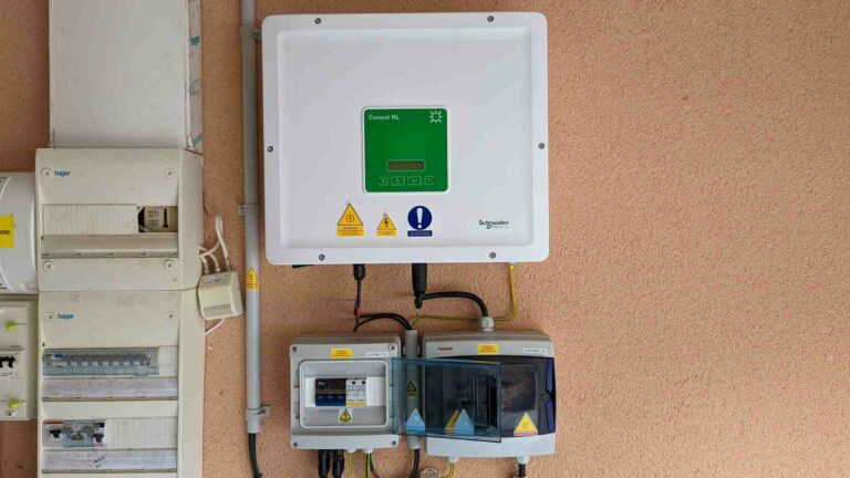 découvrez les onduleurs schneider, des solutions innovantes garantissant une alimentation électrique fiable et continue pour vos dispositifs, que ce soit pour le résidentiel ou l'industriel. optimisez la performance de votre système électrique avec la technologie de pointe de schneider.