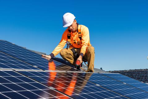 découvrez le sens photovoltaïque, une technologie innovante qui transforme la lumière du soleil en énergie électrique. apprenez comment cette solution renouvelable contribue à la transition énergétique et réduit votre empreinte carbone. explorez les avantages et les applications des systèmes photovoltaïques pour un avenir durable.