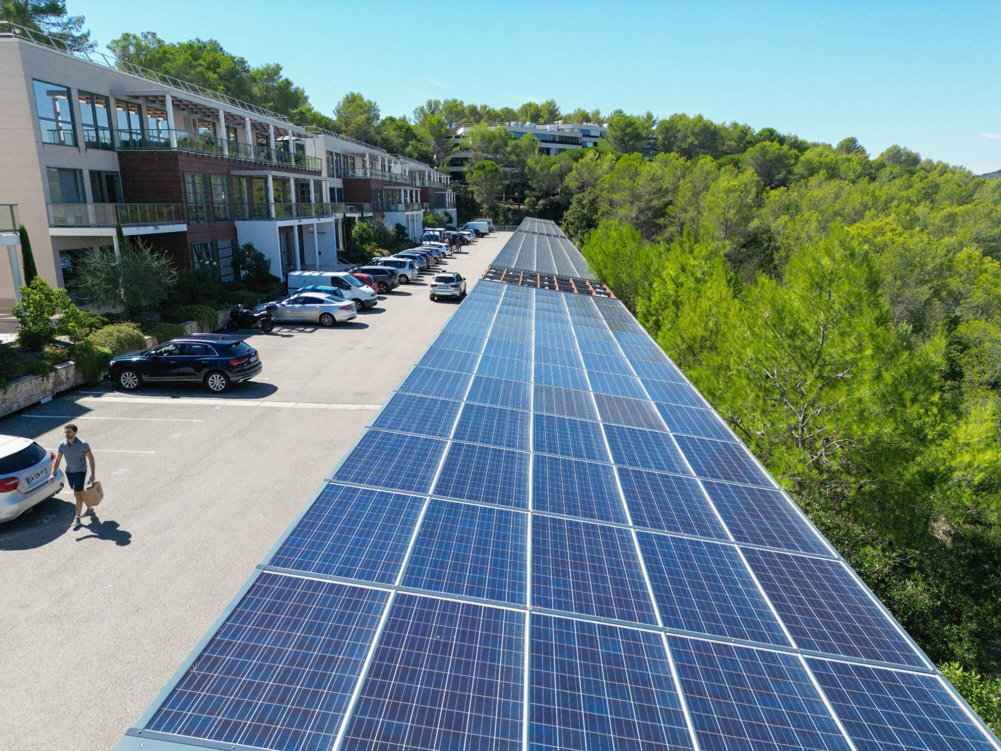 découvrez le sens photovoltaïque, une technologie innovante qui transforme la lumière du soleil en énergie électrique. apprenez comment exploiter cette source d'énergie renouvelable pour réduire votre empreinte carbone et faire des économies sur vos factures d'électricité.