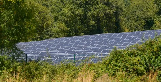 découvrez le sens photovoltaïque, une technologie innovante qui transforme la lumière du soleil en énergie électrique. explorez les avantages des panneaux solaires pour une énergie renouvelable et durable, et apprenez comment cette solution contribue à un futur plus vert.